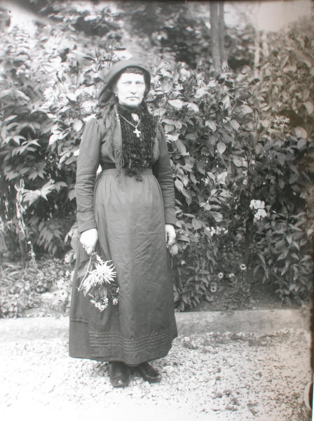 Ritratto di donna in abito tradizionale